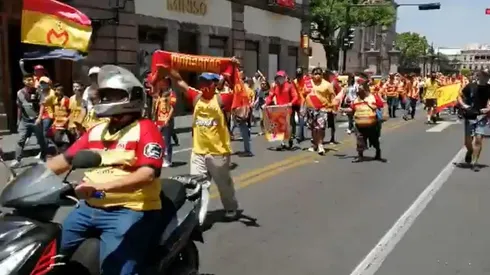 Cientos de aficionados protestan pidiendo ser escuchados por la directiva del equipo canario