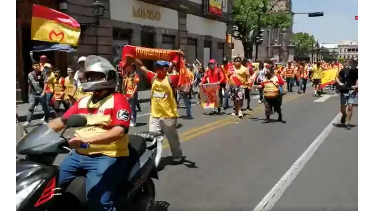 Cientos de aficionados protestan pidiendo ser escuchados por la directiva del equipo canario