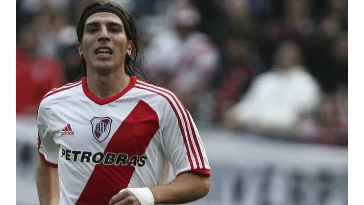 Carlos Arano con la camiseta de River Plate.