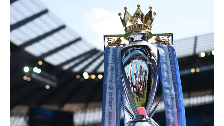 El trofeo de la Premier League de Inglaterra.