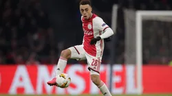 Sergiño Dest durante un partido de Ajax.