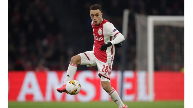 Sergiño Dest durante un partido de Ajax.