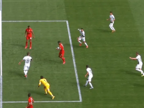 De no creer: el de rojo sólo la tenía que meter...