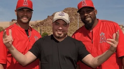 Jordan junto Albert Pujols (izq.) y Vladimir Guerrero (der.). Foto: @Jordanmvpbarber