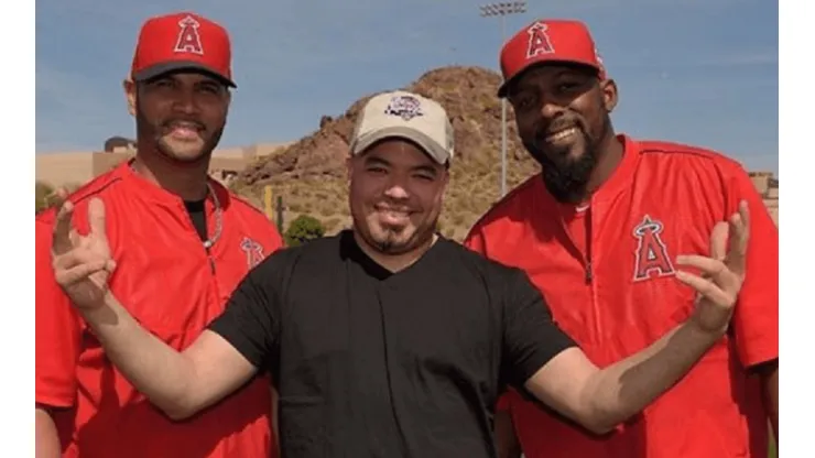 Jordan junto Albert Pujols (izq.) y Vladimir Guerrero (der.). Foto: @Jordanmvpbarber
