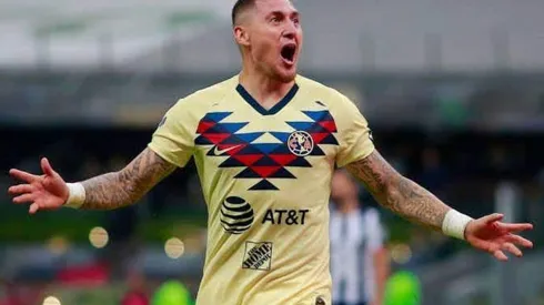 Nico Castillo se recupera en una playa.