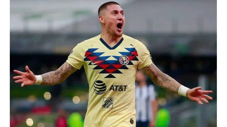 Nico Castillo se recupera en una playa.