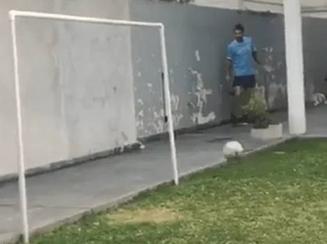 Es un demente: Scocco metió un golazo en el patio de su casa