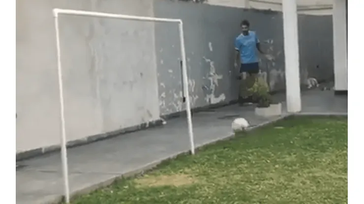 Es un demente: Scocco metió un golazo en el patio de su casa