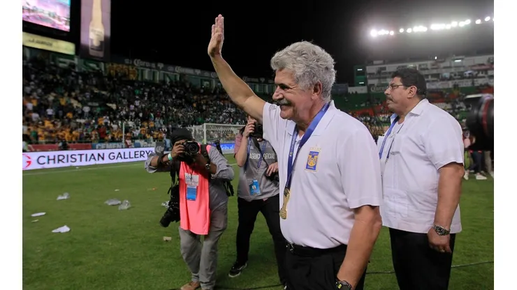 En honor a Ricardo Ferretti, Tigres modificó su escudo