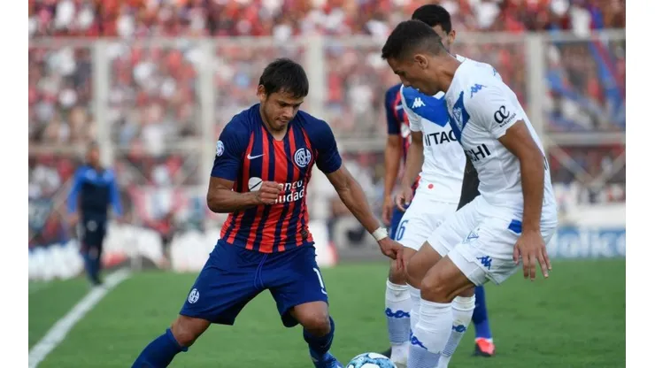 Centurión enfrentando a San Lorenzo de Almagro.