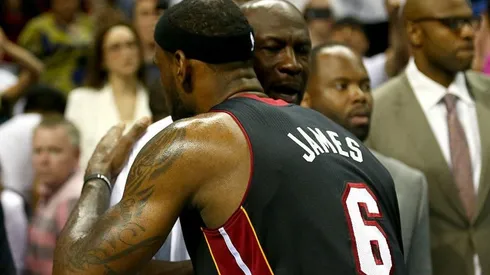 LeBron y Jordan se saludan. Foto: Getty.