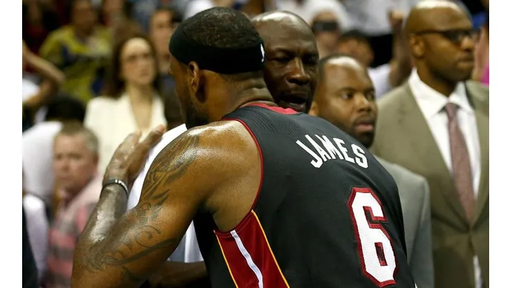 LeBron y Jordan se saludan. Foto: Getty.