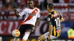 Eder Álvarez Balanta con la camiseta de River.