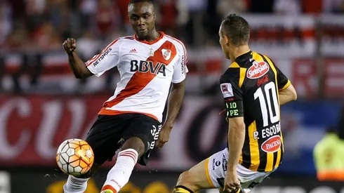 Eder Álvarez Balanta con la camiseta de River.