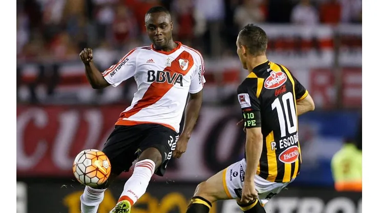 Eder Álvarez Balanta con la camiseta de River.
