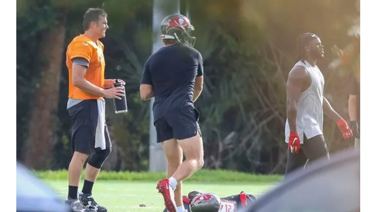 Brady junto a sus compañeros de los Bucs. Tomada de: https://www.tampabay.com/