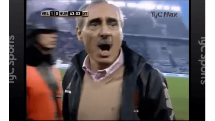 Foto captura del entrenador de Huracán en ese duelo.