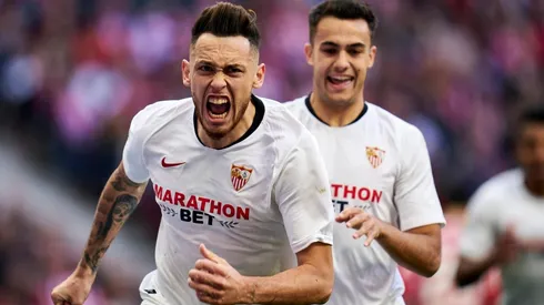 Lucas Ocampos festejando un gol en Sevilla.