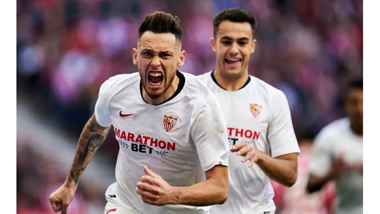Lucas Ocampos festejando un gol en Sevilla.