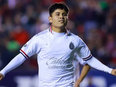 La Chofis, jugador de Chivas, de fiesta en plena cuarentena