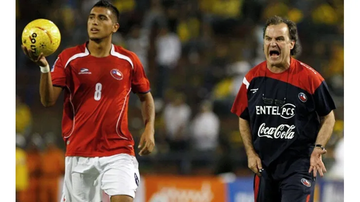 Arturo Vidal y Marcelo Bielsa en un partido de Chile.