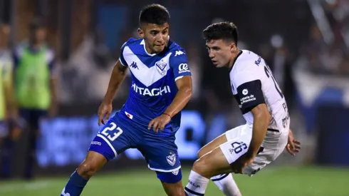 Thiago Almada con la camiseta de Vélez Sarsfield.