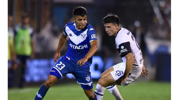 Thiago Almada con la camiseta de Vélez Sarsfield.