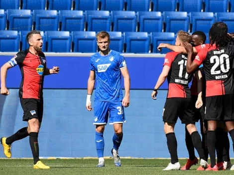 Beso del pecado: dos jugadores del Herta Berlin no aguantaron por el regreso del fútbol