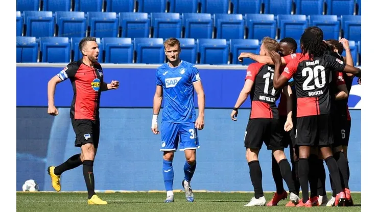 Beso del pecado: dos jugadores del Herta Berlin no aguantaron por el regreso del fútbol