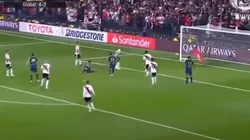 Así cambió el cartel del arco River cuando el tiro de Jara pegó en el palo