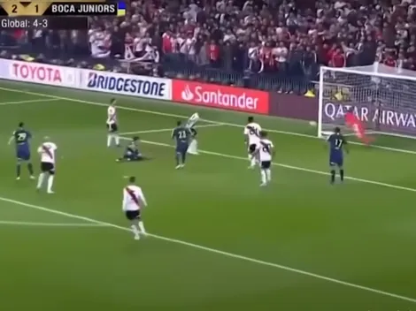 Así cambió el cartel del arco River cuando el tiro de Jara pegó en el palo