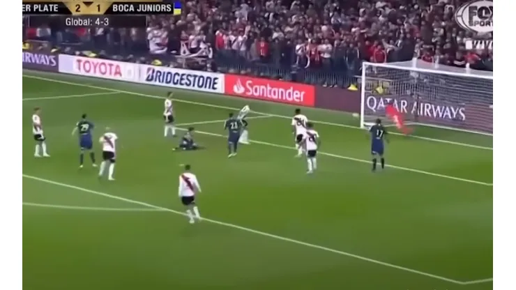 Así cambió el cartel del arco River cuando el tiro de Jara pegó en el palo