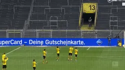 Foto de los futbolistas del Borussia saludando.