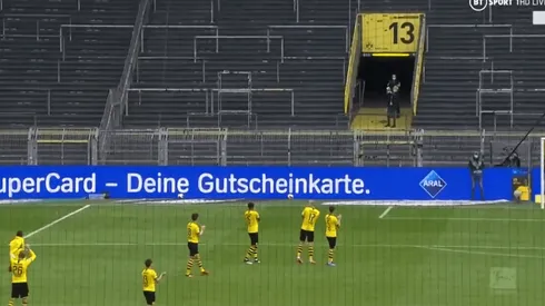 Foto de los futbolistas del Borussia saludando.