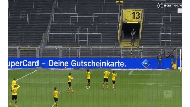 Foto de los futbolistas del Borussia saludando.