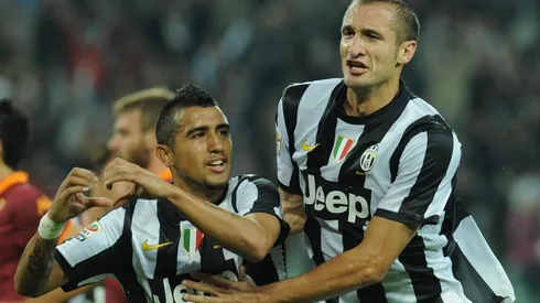 Giorgio Chiellini junto a Arturo Vidal en Juventus.