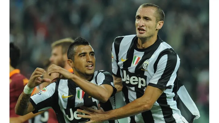 Giorgio Chiellini junto a Arturo Vidal en Juventus.
