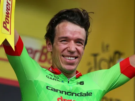 Dejó la bici y agarró las tijeras para cortarle el pelo a su pareja