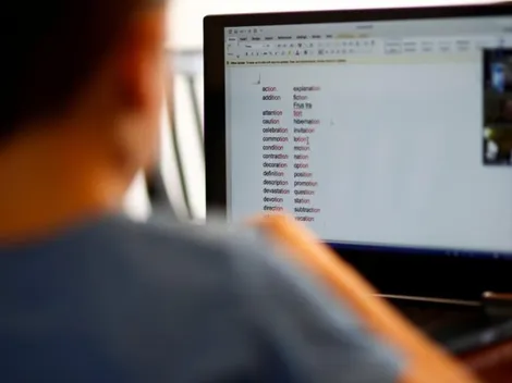 Mientras tenía una clase virtual, un joven se metió en una tina y fue expulsado