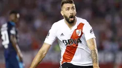 Lucas Pratto festejando un gol en River.