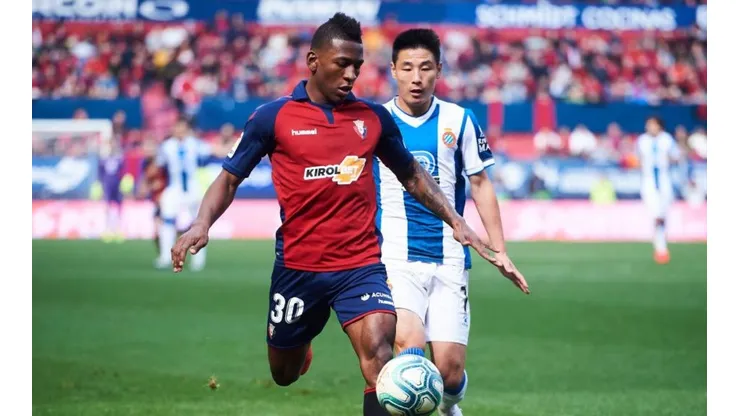 Pervis Estupiñán jugando en Osasuna.