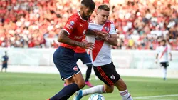 Alexander Barboza enfrentando a River.