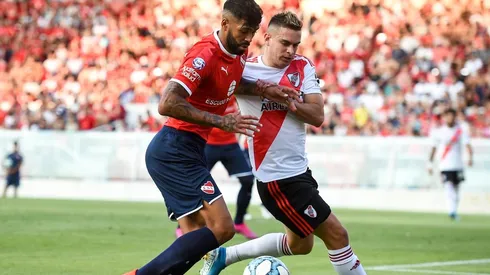Alexander Barboza enfrentando a River.