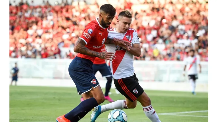 Alexander Barboza enfrentando a River.