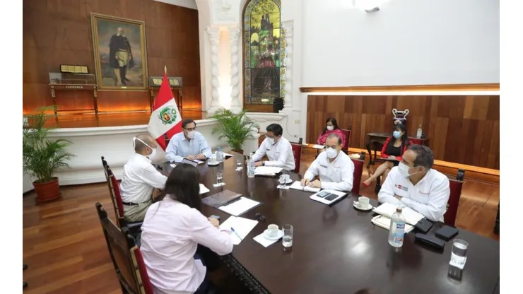Vizcarra y sus ministros están en constante reunión.