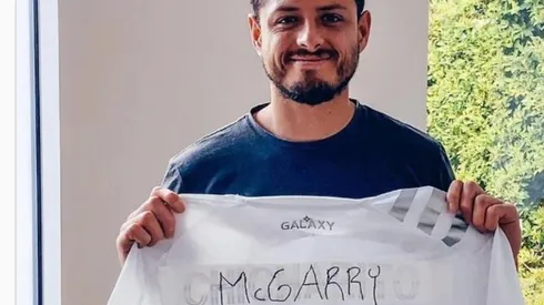 El jugador mexicano decidió homenajear a un enfermera que combate la crisis sanitaria