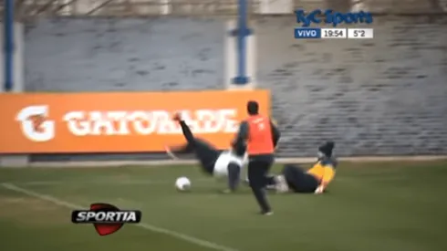 Foto de Agustín Orión partiendo a Leandro Paredes.