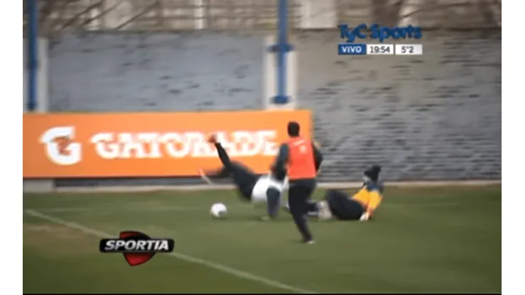 Foto de Agustín Orión partiendo a Leandro Paredes.