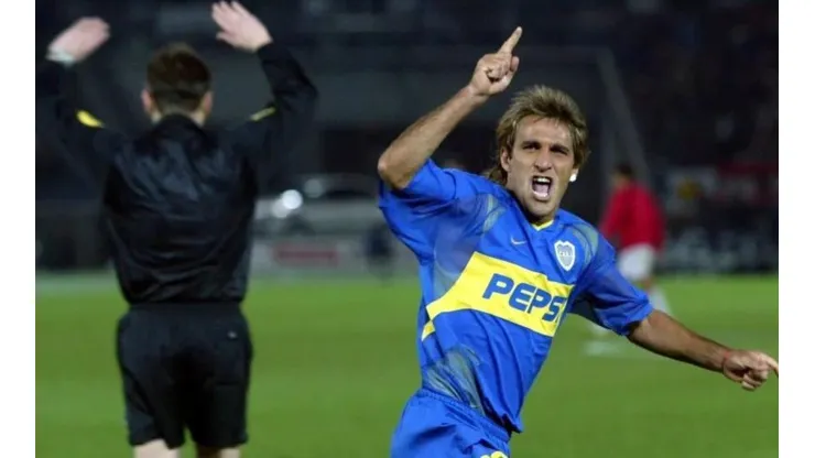 Raúl Cascini festejando con la camiseta de Boca.